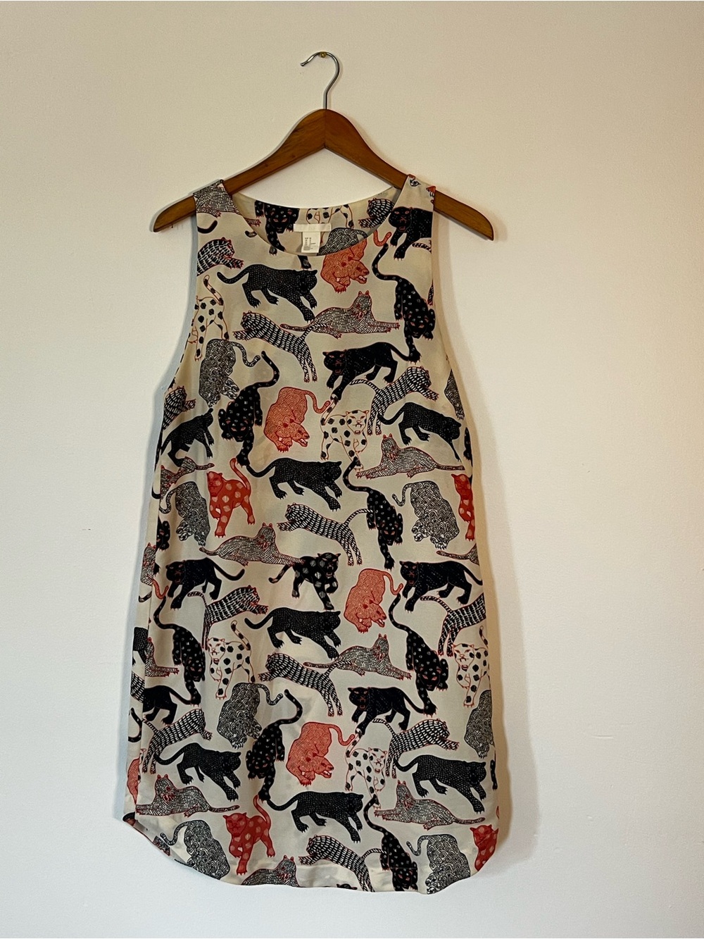 Sleeveless Cat Print Shift Dress in Cream and Black and Red